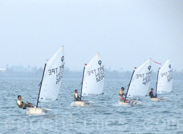 2010台湾杯帆船锦标赛 岳明国小男子全国得第一。屏东大鹏湾。(岳明国小提供) 2010台湾杯帆船锦标赛 岳明国小男子全国得第一。屏东大鹏湾。(岳明国小提供)