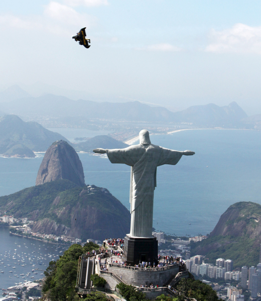 巴西里约热内卢自然景观被列为世界文化遗产。图为糖面包山和基督像。（JOHN PARKER／AFP）