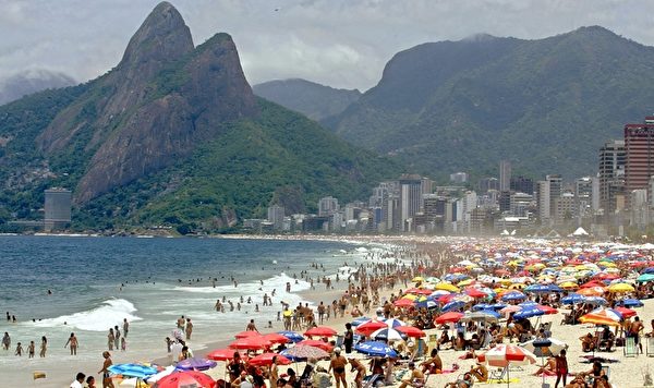 巴西里约热内卢的科帕卡巴纳海滩风光明媚，游客如织。（VANDERLEI ALMEIDA／AFP） 