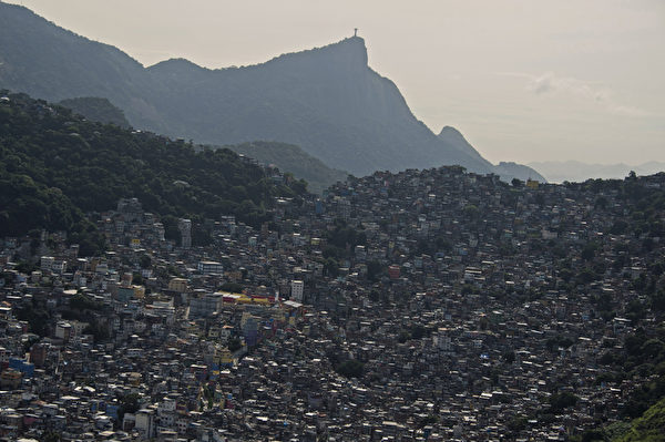 里约热内卢的科尔科瓦多山上的荷欣尼亚贫民窟。（Christophe SIMON/AFP）