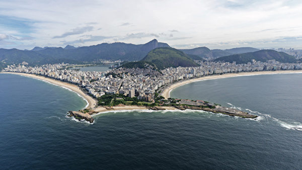 里约热内卢的依巴内玛海滩和科巴卡巴纳海滩。（Christophe SIMON/AFP）