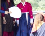 文瑾莹(右)与金汎在片场画面。(纬来戏剧台提供)