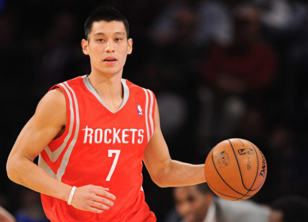 第2个进入NBA的哈佛大学毕业生、球场上的惊人表现引起全球注意的林书豪。(Maddie Meyer/Getty Images Sport) 第2个进入NBA的哈佛大学毕业生、球场上的惊人表现引起全球注意的林书豪。(Maddie Meyer/Getty Images Sport)