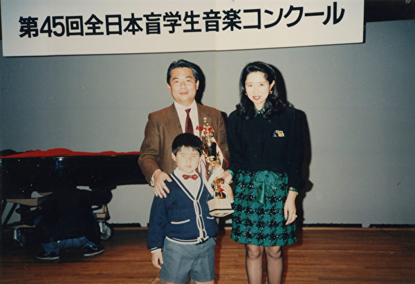 日本盲人钢琴家辻井伸行从小就展现了过人的音乐天分。(avex taiwan提供) 日本盲人钢琴家辻井伸行从小就展现了过人的音乐天分。(avex taiwan提供)