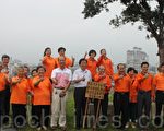 朝清宫环保志工们到认养的“空气质量净化示范区”拔除杂草、整理环境后,与主委黄添荣(前排右4)、草屯镇长洪国浩(前排中)合影。(林萌骞/大纪元)