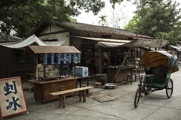 剧组精心打造锉冰店、面摊等周边摊贩。(谷得电影提供)
剧组精心打造锉冰店、面摊等周边摊贩。(谷得电影提供)