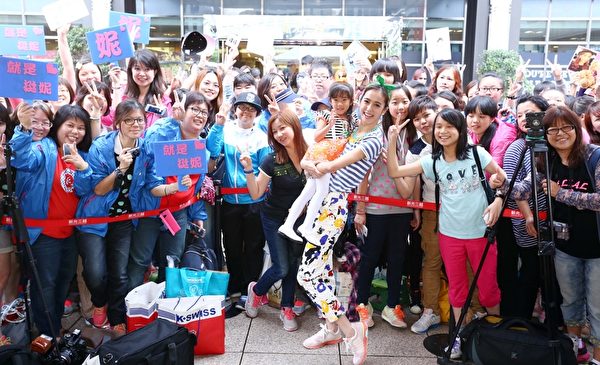 陳庭妮2014年5月3日化身K-SWISS一日店長,活潑大方的與粉絲近距離接觸,並提前陪現場粉絲過母親節。(楷模公關提供) 陳庭妮2014年5月3日化身K-SWISS一日店長,活潑大方的與粉絲近距離接觸,並提前陪現場粉絲過母親節。(楷模公關提供)