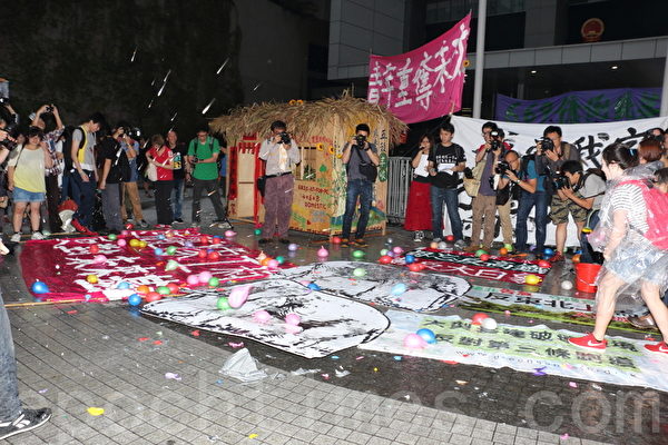 高铁香港段丑闻引发又一波反高铁浪潮。多个团体游行抗议工程浪费公帑,期间与警发生推撞。(蔡雯文/大纪元) 高铁香港段丑闻引发又一波反高铁浪潮。多个团体游行抗议工程浪费公帑,期间与警发生推撞。(蔡雯文/大纪元)