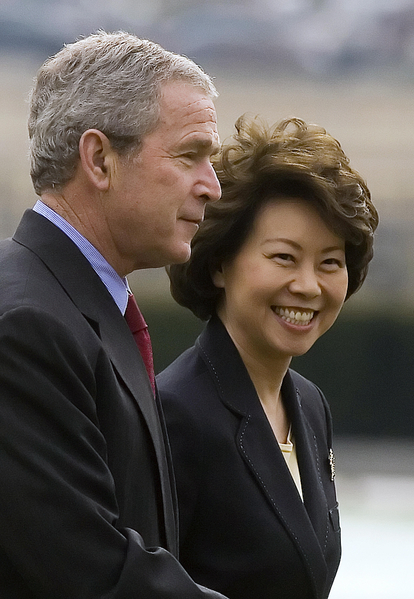 身为美国历史上首位华裔内阁成员、劳工部长的赵小兰(Elaine L. Chao,右)。(JIM WATSON/AFP) 身为美国历史上首位华裔内阁成员、劳工部长的赵小兰(Elaine L. Chao,右)。(JIM WATSON/AFP)