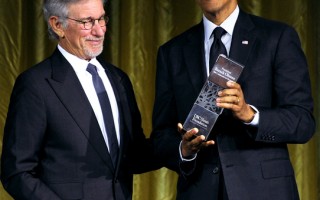 大屠殺真相基金會20年紀念 奧巴馬受獎