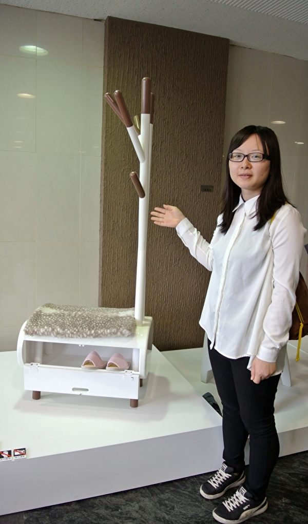 李依穎的-「掛衣凳」讓衣帽整齊掛著,也方便坐著穿脫鞋,收納鞋。(周美晴/大紀元) 李依穎的-「掛衣凳」讓衣帽整齊掛著,也方便坐著穿脫鞋,收納鞋。(周美晴/大紀元)