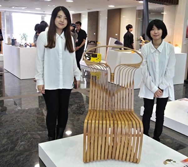 「心杏椅」充滿美感,也是一種關心使用者身心健康的舒適座椅。(周美晴/大紀元) 「心杏椅」充滿美感,也是一種關心使用者身心健康的舒適座椅。(周美晴/大紀元)
