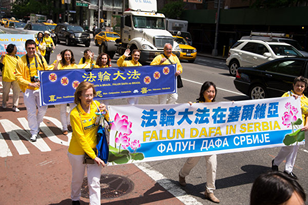 5月14日,四千名来自全球的部分法轮功学员在纽约曼哈顿中城联合国附近游行,敦促联合国制止中共行恶。(戴兵/大纪元) 5月14日,四千名来自全球的部分法轮功学员在纽约曼哈顿中城联合国附近游行,敦促联合国制止中共行恶。(戴兵/大纪元)