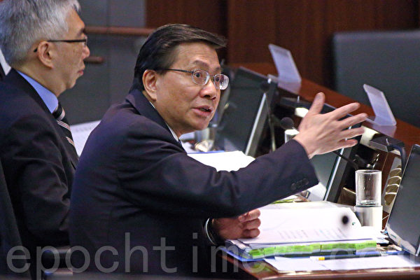 政府及港铁高层再到立会铁路事宜小组委员会解释高铁延误,被议员质疑。图为运输及房屋局局长张炳良。 (潘在殊/大纪元)
政府及港铁高层再到立会铁路事宜小组委员会解释高铁延误,被议员质疑。图为运输及房屋局局长张炳良。 (潘在殊/大纪元)