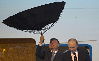 普京抵上海  雨傘被吹翻