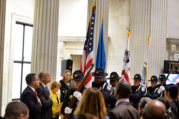 5月22日,美国国土安全部长Jeh Johnson 带领移民在联邦大厅(Federal Hall National Memorial) 宣誓入籍。这75名移民来自世界31个国家,这一天,他们都成为了美国人,为此感到骄傲和自豪。(戴兵/大纪元) 5月22日,美国国土安全部长Jeh Johnson 带领移民在联邦大厅(Federal Hall National Memorial) 宣誓入籍。这75名移民来自世界31个国家,这一天,他们都成为了美国人,为此感到骄傲和自豪。(戴兵/大纪元)