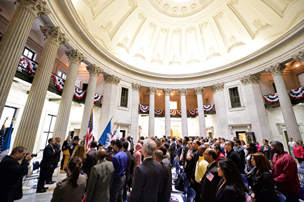 5月22日,美国国土安全部长Jeh Johnson 带领移民在联邦大厅(Federal Hall National Memorial) 宣誓入籍。这75名移民来自世界31个国家,这一天,他们都成为了美国人,为此感到骄傲和自豪。(戴兵/大纪元) 5月22日,美国国土安全部长Jeh Johnson 带领移民在联邦大厅(Federal Hall National Memorial) 宣誓入籍。这75名移民来自世界31个国家,这一天,他们都成为了美国人,为此感到骄傲和自豪。(戴兵/大纪元)