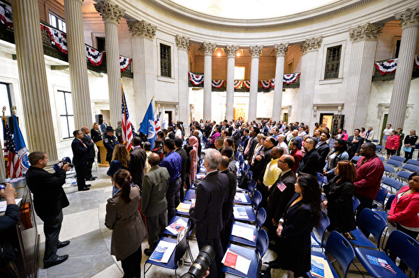 5月22日,美国国土安全部长Jeh Johnson 带领移民在联邦大厅(Federal Hall National Memorial) 宣誓入籍。这75名移民来自世界31个国家,这一天,他们都成为了美国人,为此感到骄傲和自豪。(戴兵/大纪元) 5月22日,美国国土安全部长Jeh Johnson 带领移民在联邦大厅(Federal Hall National Memorial) 宣誓入籍。这75名移民来自世界31个国家,这一天,他们都成为了美国人,为此感到骄傲和自豪。(戴兵/大纪元)