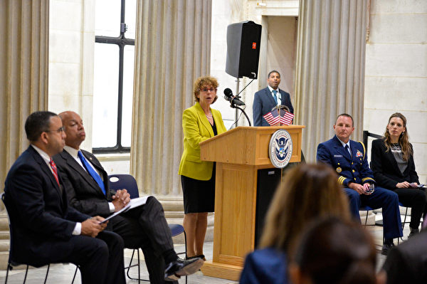 5月22日,美国国土安全部长Jeh Johnson 带领移民在联邦大厅(Federal Hall National Memorial) 宣誓入籍。这75名移民来自世界31个国家,这一天,他们都成为了美国人,为此感到骄傲和自豪。(戴兵/大纪元) 5月22日,美国国土安全部长Jeh Johnson 带领移民在联邦大厅(Federal Hall National Memorial) 宣誓入籍。这75名移民来自世界31个国家,这一天,他们都成为了美国人,为此感到骄傲和自豪。(戴兵/大纪元)