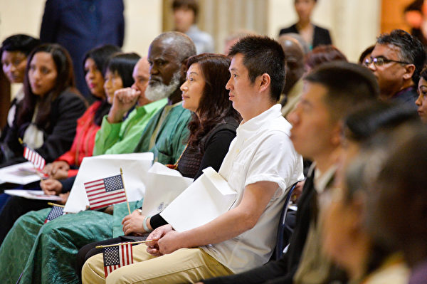 5月22日,美国国土安全部长Jeh Johnson 带领移民在联邦大厅(Federal Hall National Memorial) 宣誓入籍。这75名移民来自世界31个国家,这一天,他们都成为了美国人,为此感到骄傲和自豪。(戴兵/大纪元) 5月22日,美国国土安全部长Jeh Johnson 带领移民在联邦大厅(Federal Hall National Memorial) 宣誓入籍。这75名移民来自世界31个国家,这一天,他们都成为了美国人,为此感到骄傲和自豪。(戴兵/大纪元)