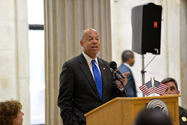 5月22日,美国国土安全部长Jeh Johnson 带领移民在联邦大厅(Federal Hall National Memorial) 宣誓入籍。这75名移民来自世界31个国家,这一天,他们都成为了美国人,为此感到骄傲和自豪。(戴兵/大纪元) 5月22日,美国国土安全部长Jeh Johnson 带领移民在联邦大厅(Federal Hall National Memorial) 宣誓入籍。这75名移民来自世界31个国家,这一天,他们都成为了美国人,为此感到骄傲和自豪。(戴兵/大纪元)