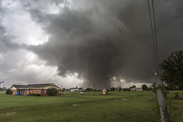龙卷风袭击穆尔，俄克拉何马州。 AFP PHOTO/VINCENT DELIGNY