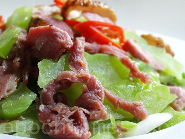 “蒜苗鸭赏”是咸香重口味,再加入“山苦瓜”拌炒则口味不会太重。(摄影:彩霞/大纪元) “蒜苗鸭赏”是咸香重口味,再加入“山苦瓜”拌炒则口味不会太重。(摄影:彩霞/大纪元)