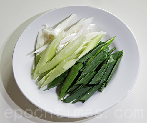 鸭赏拌上自备的蒜苗,风味更佳,让人口齿留香。(摄影:彩霞/大纪元) 鸭赏拌上自备的蒜苗,风味更佳,让人口齿留香。(摄影:彩霞/大纪元)