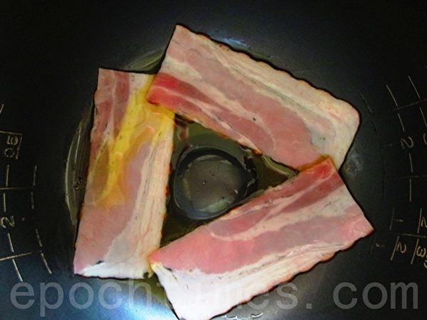 橄榄油1大匙入内锅，腌火腿片摊开于锅底。（摄影：家和／大纪元）