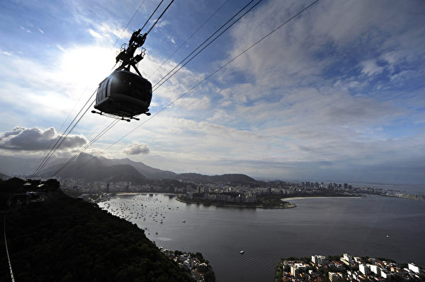 乘电缆车登上奥库卡山，里约热内卢美景尽收眼底。（ANTONIO SCORZA／AFP／Getty Images）