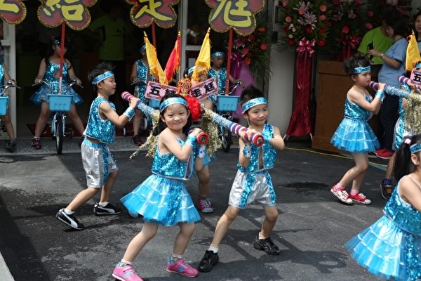 五結鄉旅遊服務中心於103年5月31日揭幕儀式前,五結鄉幼兒園表演攆轎暖場。(曾漢東/大紀元) 五結鄉旅遊服務中心於103年5月31日揭幕儀式前,五結鄉幼兒園表演攆轎暖場。(曾漢東/大紀元)