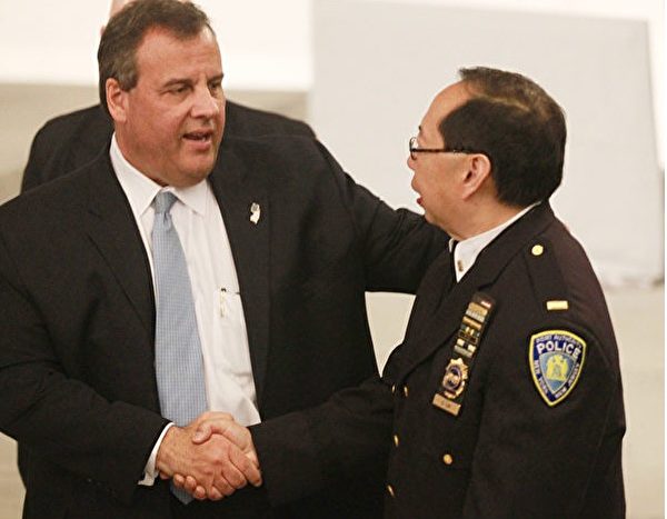 幸存着警官David Lim与新泽西州长在9/11纪念馆开幕典礼上握手。(John Munson-Pool/Getty Images)