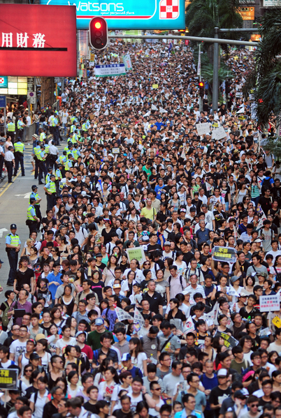 2012年七一大游行的主题为“踢走党官商勾结,捍卫自由争民主”。图为2012年7月1日,香港,参加游行的队伍。(RICHARD A. BROOKS/AFP PHOTO)