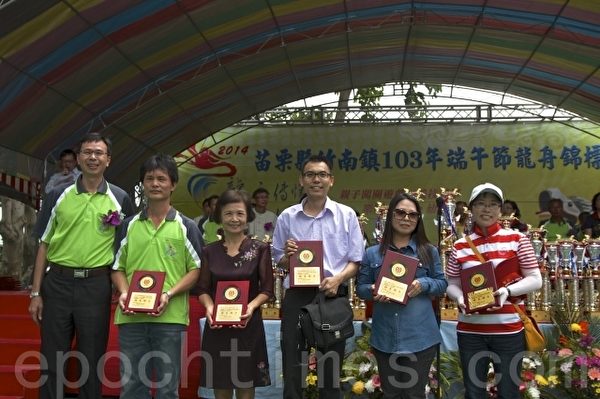竹南镇长康世明颁发奖金给赞助单位。(许享富 /大纪元) 竹南镇长康世明颁发奖金给赞助单位。(许享富 /大纪元)