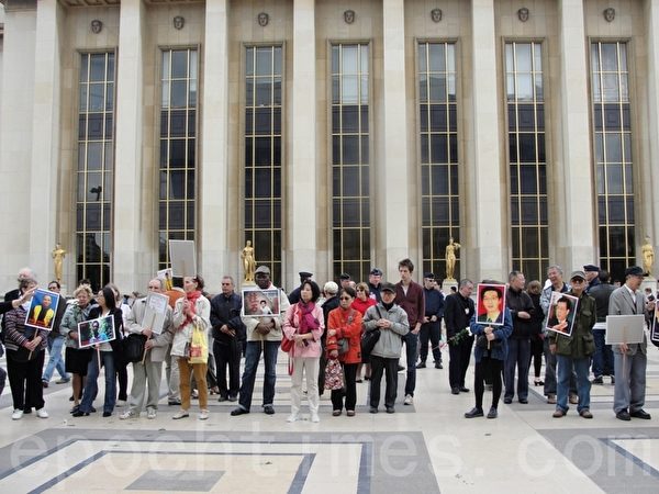 2014年6月1日巴黎人權廣場舉行「六四」25週年活動,活動現場的民眾(李婉清/大紀元) 2014年6月1日巴黎人權廣場舉行「六四」25週年活動,活動現場的民眾(李婉清/大紀元)