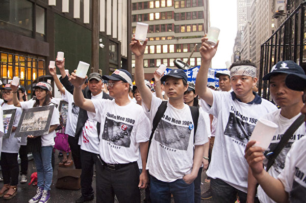 紐約民眾時代廣場集會,紀念89「六四」中共北京天安門廣場屠殺學生25週年,抗議中共暴政。(戴兵/大紀元) 紐約民眾時代廣場集會,紀念89「六四」中共北京天安門廣場屠殺學生25週年,抗議中共暴政。(戴兵/大紀元)