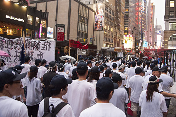 紐約民眾時代廣場集會,紀念89「六四」中共北京天安門廣場屠殺學生25週年,抗議中共暴政。(戴兵/大紀元) 紐約民眾時代廣場集會,紀念89「六四」中共北京天安門廣場屠殺學生25週年,抗議中共暴政。(戴兵/大紀元)
