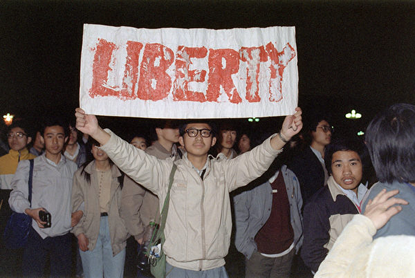 1989年4月22日凌晨，北京市当局宣布22日天安门广场关闭，但北京的大学生选择在前一天夜间进入了天安门广场。(CATHERINE HENRIETTE/AFP/Getty Images)