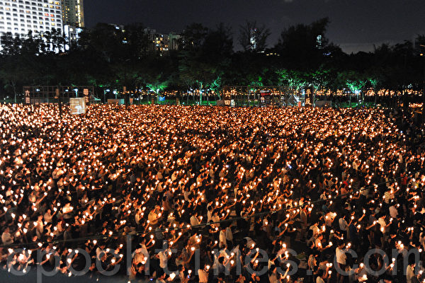 六四25週年,18萬人到維多利亞公園參加燭光悼念晚會。(孫青天/大紀元) 六四25週年,18萬人到維多利亞公園參加燭光悼念晚會。(孫青天/大紀元)