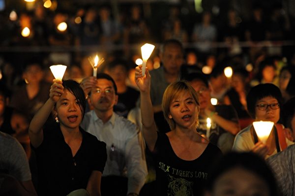 2014年6月4日晚,香港18萬市民參加支聯會舉辦的燭光集會,悼念1989年6月4日在北京天安門被屠殺的中國人,呼籲結束一黨專政,平反六四。(文瀚林/大紀元) 2014年6月4日晚,香港18萬市民參加支聯會舉辦的燭光集會,悼念1989年6月4日在北京天安門被屠殺的中國人,呼籲結束一黨專政,平反六四。(文瀚林/大紀元)