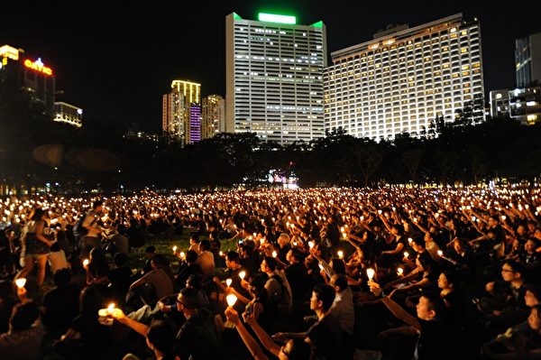 2014年6月4日晚,香港18萬市民參加支聯會舉辦的燭光集會,悼念1989年6月4日在北京天安門被屠殺的中國人,呼籲結束一黨專政,平反六四。(文瀚林/大紀元) 2014年6月4日晚,香港18萬市民參加支聯會舉辦的燭光集會,悼念1989年6月4日在北京天安門被屠殺的中國人,呼籲結束一黨專政,平反六四。(文瀚林/大紀元)