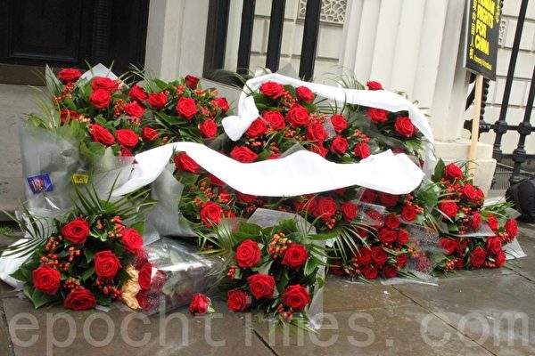 擺在倫敦中國駐英大使館門前,獻給六四死難者的鮮花。(李景行/大紀元) 擺在倫敦中國駐英大使館門前,獻給六四死難者的鮮花。(李景行/大紀元)