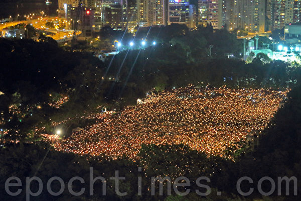 香港支聯會6月4日晚在維多利亞公園舉行六四燭光集會,大會宣布超過18萬人參加,是歷年來最多,支聯會呼籲民眾一起攜手平反六四,結束中共一黨專政,除六個足球場外,維園的草地也坐滿人。(潘在殊/大紀元) 香港支聯會6月4日晚在維多利亞公園舉行六四燭光集會,大會宣布超過18萬人參加,是歷年來最多,支聯會呼籲民眾一起攜手平反六四,結束中共一黨專政,除六個足球場外,維園的草地也坐滿人。(潘在殊/大紀元)
