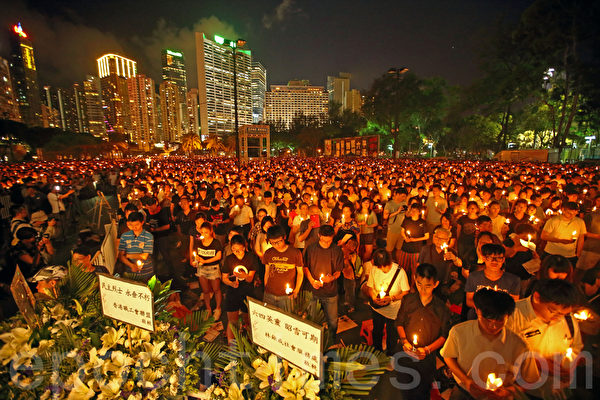 香港支聯會6月4日晚在維多利亞公園舉行六四燭光集會,大會宣布超過18萬人參加,是歷年來最多,支聯會呼籲民眾一起攜手平反六四,結束中共一黨專政。(潘在殊/大紀元) 香港支聯會6月4日晚在維多利亞公園舉行六四燭光集會,大會宣布超過18萬人參加,是歷年來最多,支聯會呼籲民眾一起攜手平反六四,結束中共一黨專政。(潘在殊/大紀元)