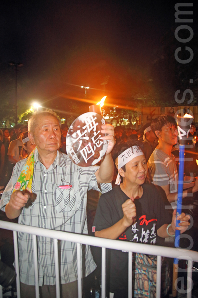 香港支聯會6月4日晚在維多利亞公園舉行六四燭光集會,大會宣布超過18萬人參加,是歷年來最多,支聯會呼籲民眾一起攜手平反六四,結束中共一黨專政。(潘在殊/大紀元) 香港支聯會6月4日晚在維多利亞公園舉行六四燭光集會,大會宣布超過18萬人參加,是歷年來最多,支聯會呼籲民眾一起攜手平反六四,結束中共一黨專政。(潘在殊/大紀元)