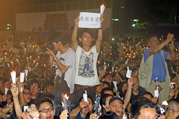 香港支聯會6月4日晚在維多利亞公園舉行六四燭光集會,大會宣布超過18萬人參加,是歷年來最多,支聯會呼籲民眾一起攜手平反六四,結束中共一黨專政。(潘在殊/大紀元) 香港支聯會6月4日晚在維多利亞公園舉行六四燭光集會,大會宣布超過18萬人參加,是歷年來最多,支聯會呼籲民眾一起攜手平反六四,結束中共一黨專政。(潘在殊/大紀元)