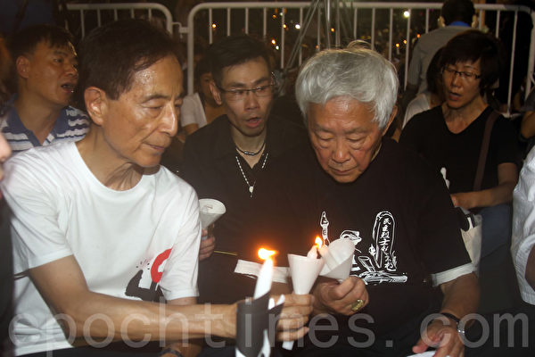 香港支聯會6月4日晚在維多利亞公園舉行六四燭光集會,大會宣布超過18萬人參加,是歷年來最多,支聯會呼籲民眾一起攜手平反六四,結束中共一黨專政,民主黨元老李柱銘和陳日君樞機一同參加燭光集會。(潘在殊/大紀元) 香港支聯會6月4日晚在維多利亞公園舉行六四燭光集會,大會宣布超過18萬人參加,是歷年來最多,支聯會呼籲民眾一起攜手平反六四,結束中共一黨專政,民主黨元老李柱銘和陳日君樞機一同參加燭光集會。(潘在殊/大紀元)