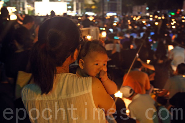 香港支聯會6月4日晚在維多利亞公園舉行六四燭光集會,大會宣布超過18萬人參加,是歷年來最多,支聯會呼籲民眾一起攜手平反六四,結束中共一黨專政。(潘在殊/大紀元) 香港支聯會6月4日晚在維多利亞公園舉行六四燭光集會,大會宣布超過18萬人參加,是歷年來最多,支聯會呼籲民眾一起攜手平反六四,結束中共一黨專政。(潘在殊/大紀元)