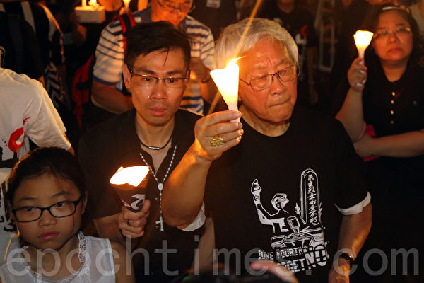香港支聯會6月4日晚在維多利亞公園舉行六四燭光集會,大會宣布超過18萬人參加,是歷年來最多,支聯會呼籲民眾一起攜手平反六四,結束中共一黨專政,天主教香港前主教陳日君樞機(右一)首次參加燭光悼念集會。(潘在殊/大紀元) 香港支聯會6月4日晚在維多利亞公園舉行六四燭光集會,大會宣布超過18萬人參加,是歷年來最多,支聯會呼籲民眾一起攜手平反六四,結束中共一黨專政,天主教香港前主教陳日君樞機(右一)首次參加燭光悼念集會。(潘在殊/大紀元)