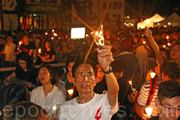 香港支聯會6月4日晚在維多利亞公園舉行六四燭光集會,大會宣布超過18萬人參加,是歷年來最多,支聯會呼籲民眾一起攜手平反六四,結束中共一黨專政,圖為民主黨元老李柱銘。(潘在殊/大紀元) 香港支聯會6月4日晚在維多利亞公園舉行六四燭光集會,大會宣布超過18萬人參加,是歷年來最多,支聯會呼籲民眾一起攜手平反六四,結束中共一黨專政,圖為民主黨元老李柱銘。(潘在殊/大紀元)